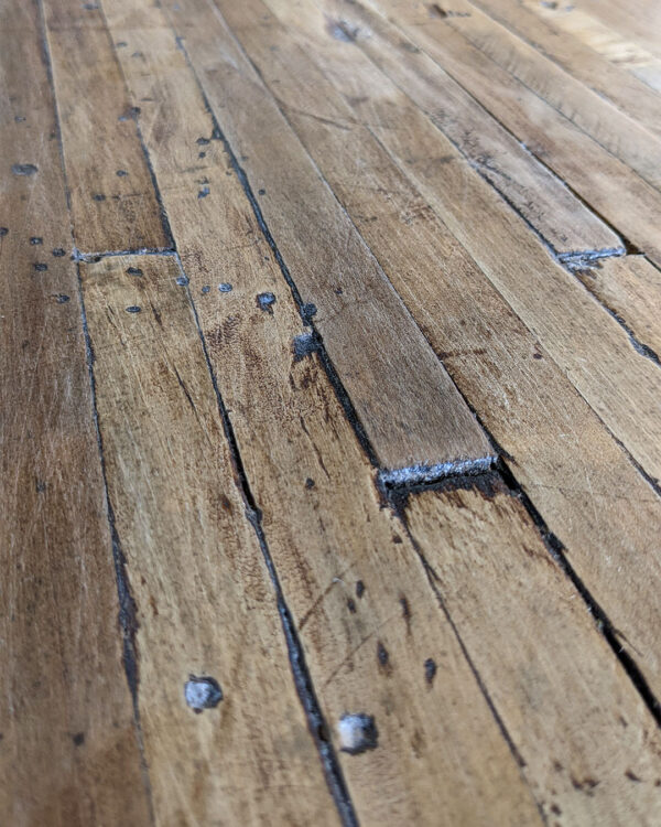 mesa de madera larga de parquet