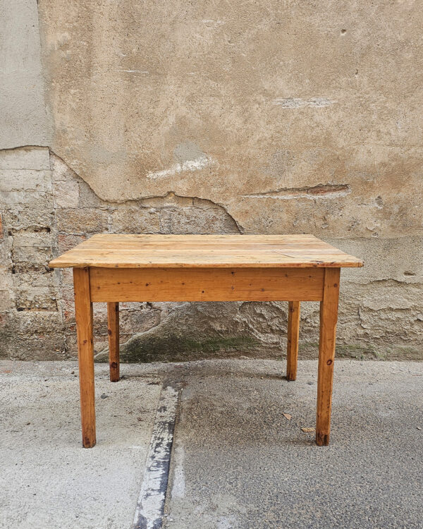 Mesa antigua en madera de pino