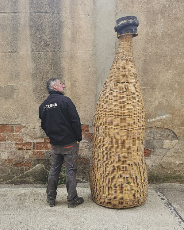 Botella gigante de ratán