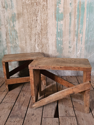 Banquetas en madera de pino