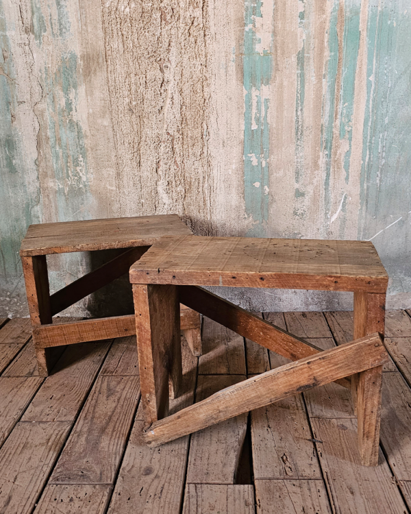 Banquetas en madera de pino