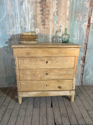 Cómoda de madera de pino