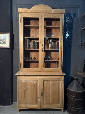 Alacena de madera de pino