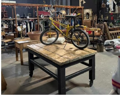 Paraíso viral vintage en Montserrat: muebles centenarios a precios accesibles