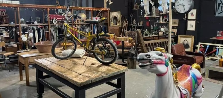 El paradís viral del vintage és als peus de Montserrat: 1.400 m² de mobles centenaris «a preus accessibles»